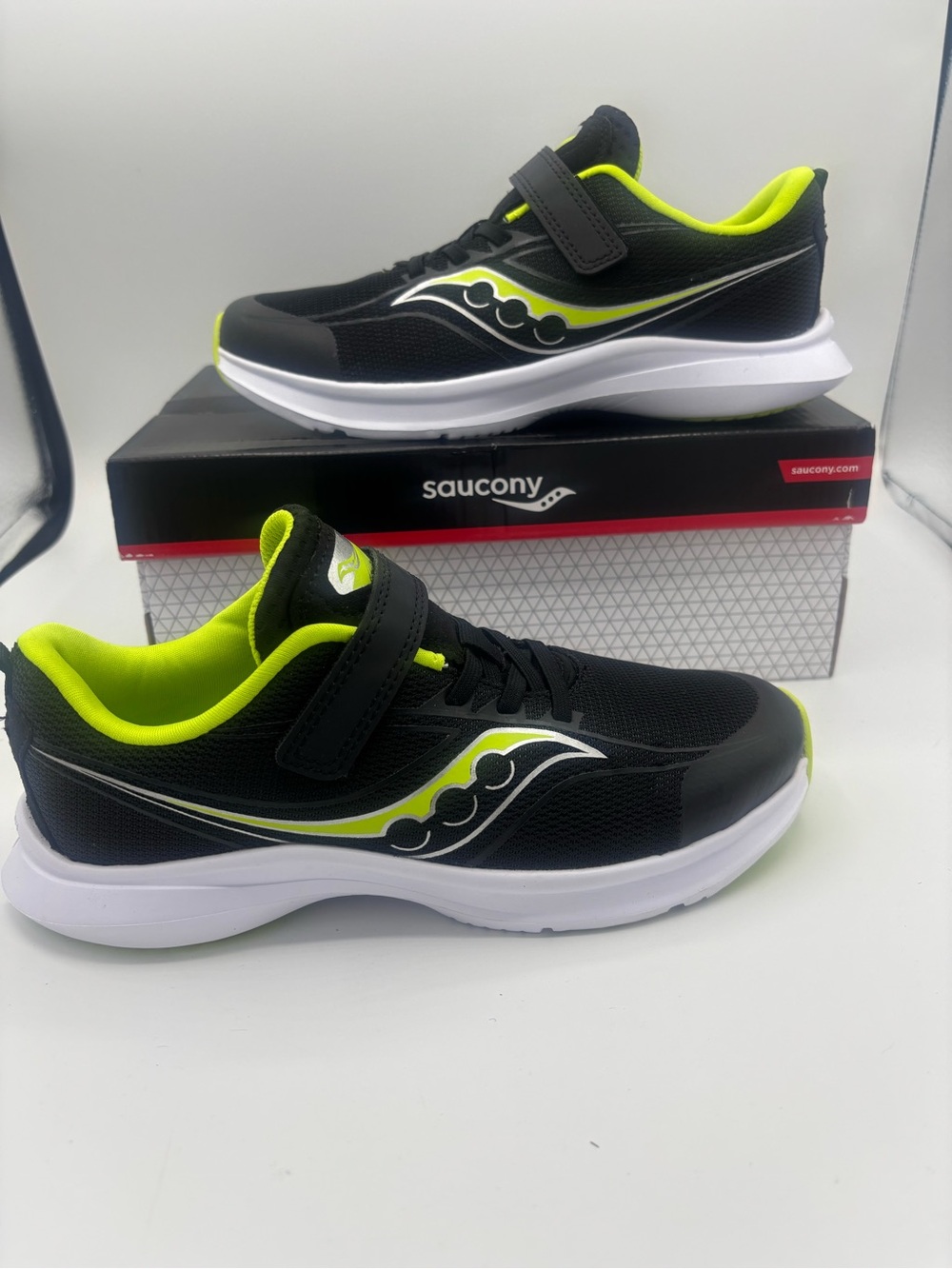 Saucony Kinvara Kids Black/Lime green Sneakers Multiple sizes Velcro WIDE width